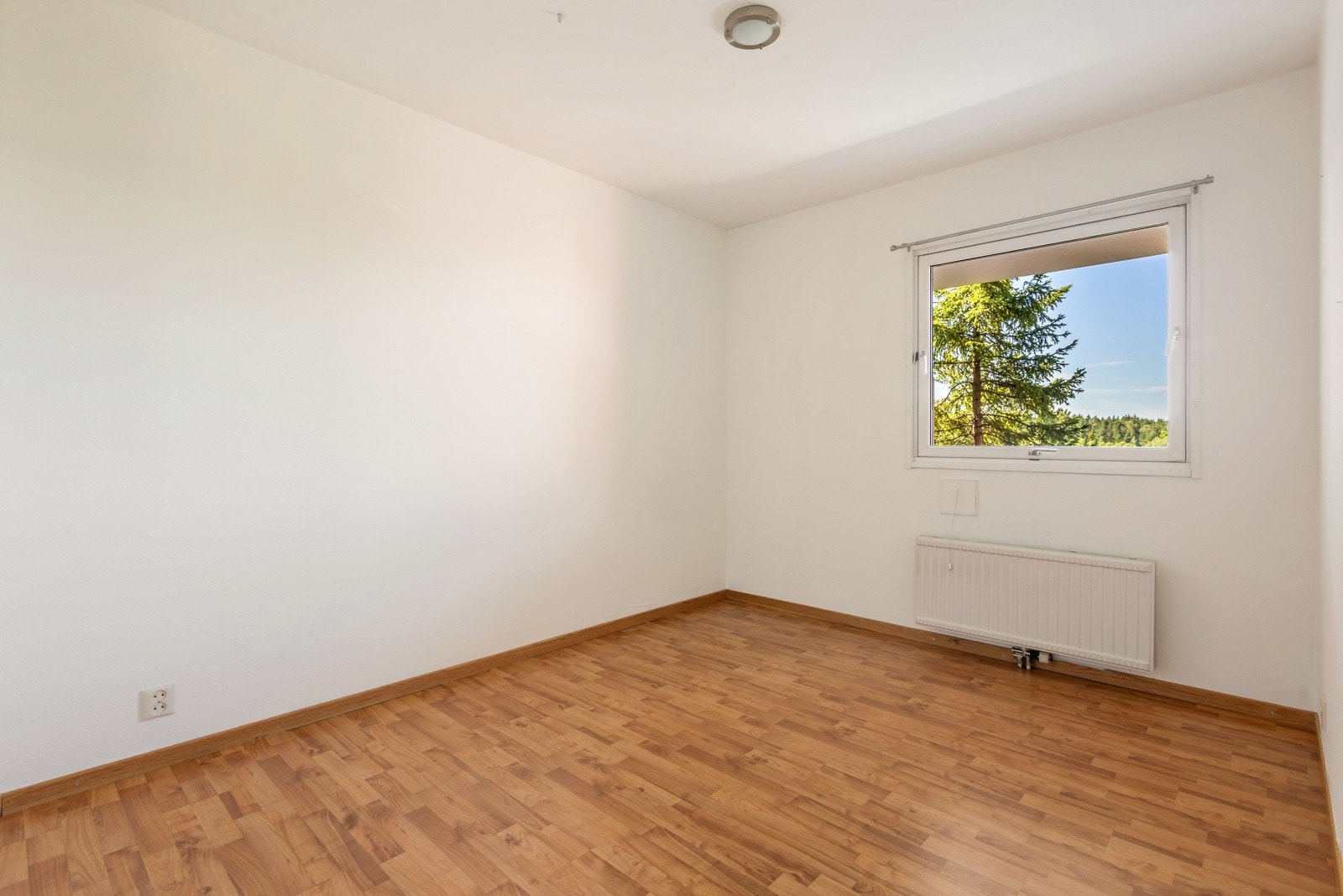 Soverommet er av en meget god størrelse og har plass til dobbeltseng og garderobeskap, samt skrivepult eller kommode. Galleribilde