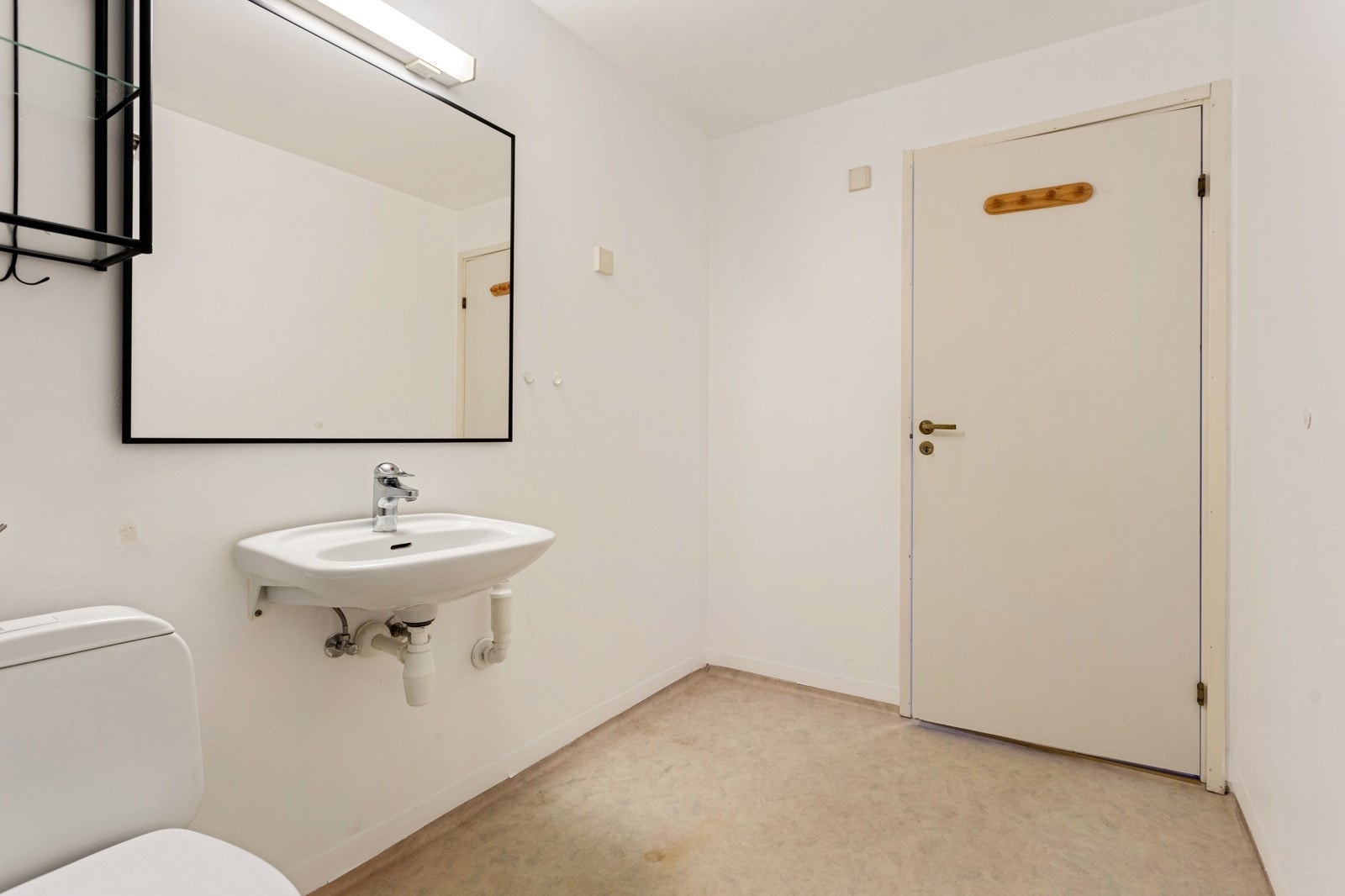 Baderommet har inngang fra entréen og er lett tilgjengelig. Varmtvann er inkl. i felleskostnadene! Galleribilde