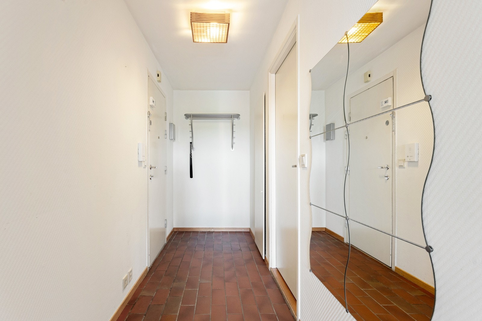 Entréen har god plass til oppbevaringsmøblement. Galleribilde