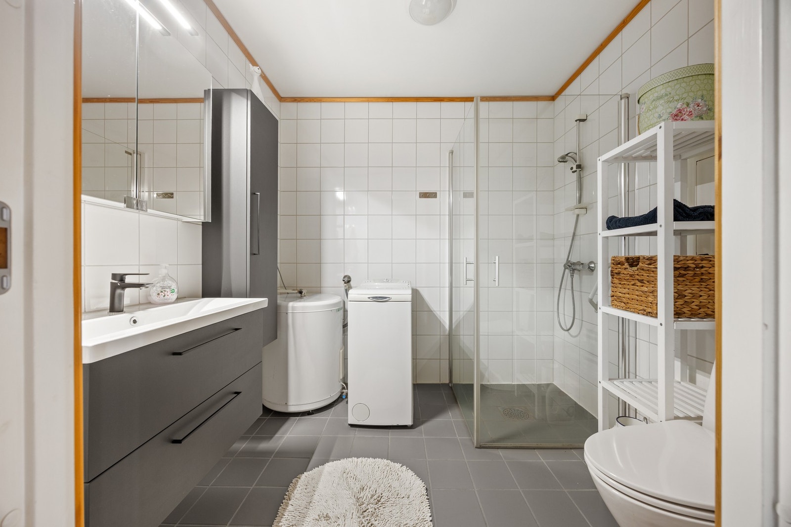 Bad - 5 kvm. Utstyrt med servantskap, toalett, dusj og opplegg for vaskemaskin Galleribilde