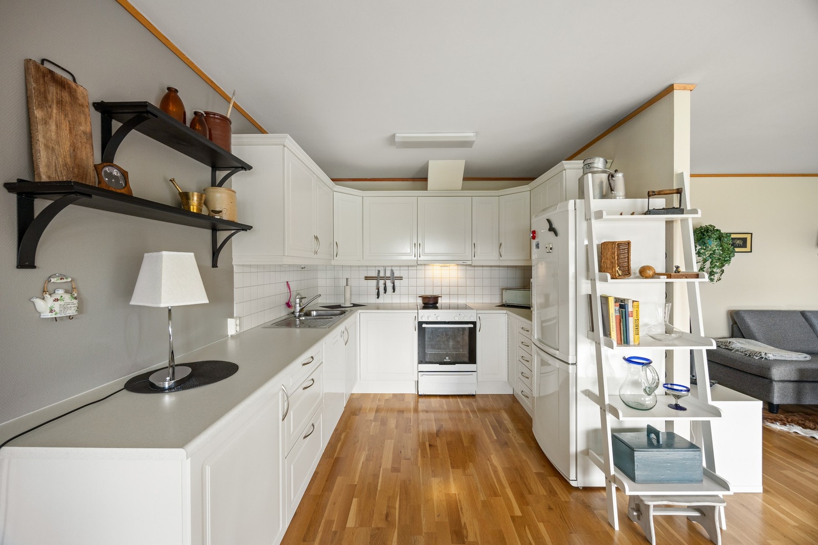 Godt med benk- og oppbevaringsplass Galleribilde