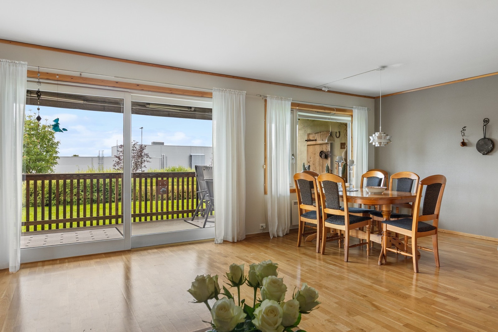 Spisebordet er plassert i den naturlige overgangen til kjøkkenet Galleribilde