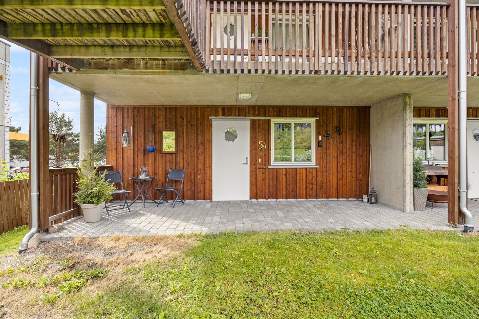 Leiligheten har carport i rekke med elbillader, samt utebod. Galleribilde