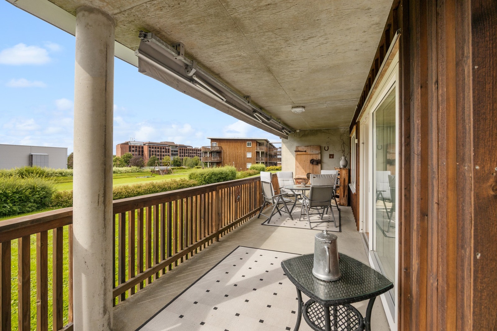 Terrassen måler 23 kvm og her kan man nyte gode solforhold! Galleribilde