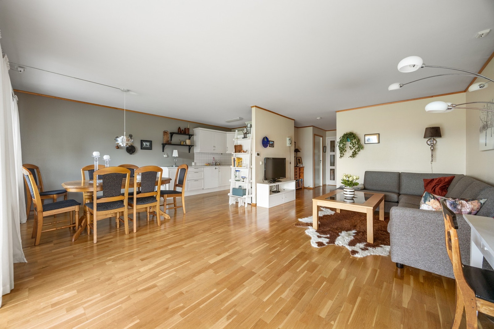 Stue, spisestue og kjøkken - 36,5 kvm. Galleribilde