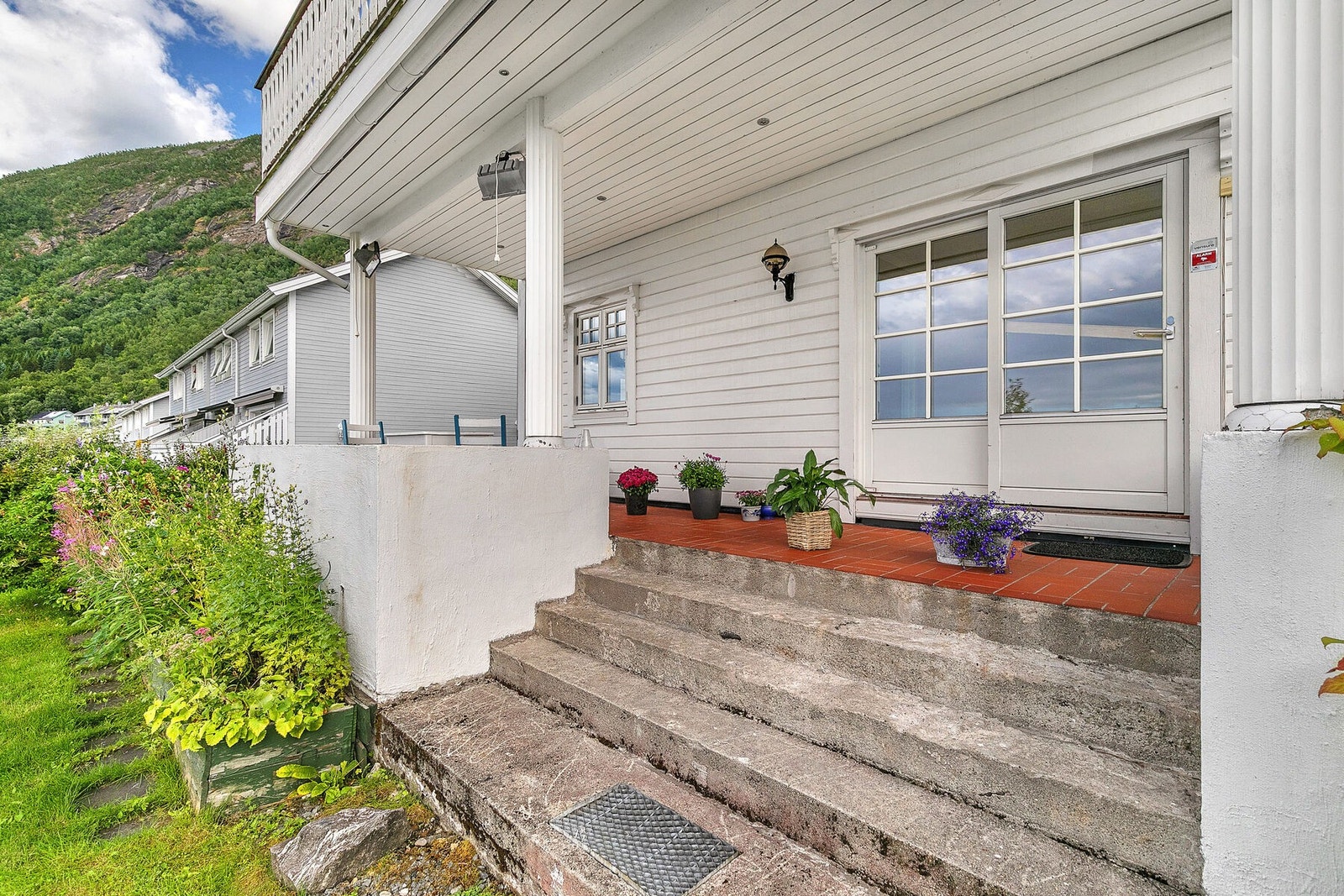 Trapp fra terrasse til hage Galleribilde