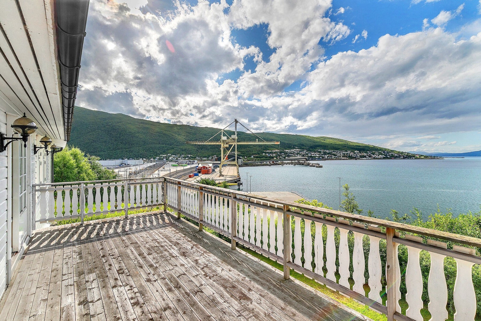 2etg - Romslig veranda med praktfull utsikt Galleribilde