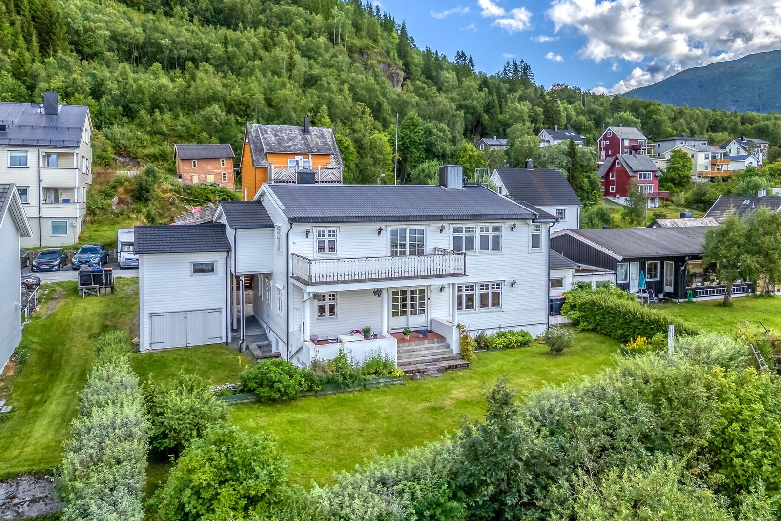 Eiendommen har en avskjermet og pent opparbeidet hage Galleribilde