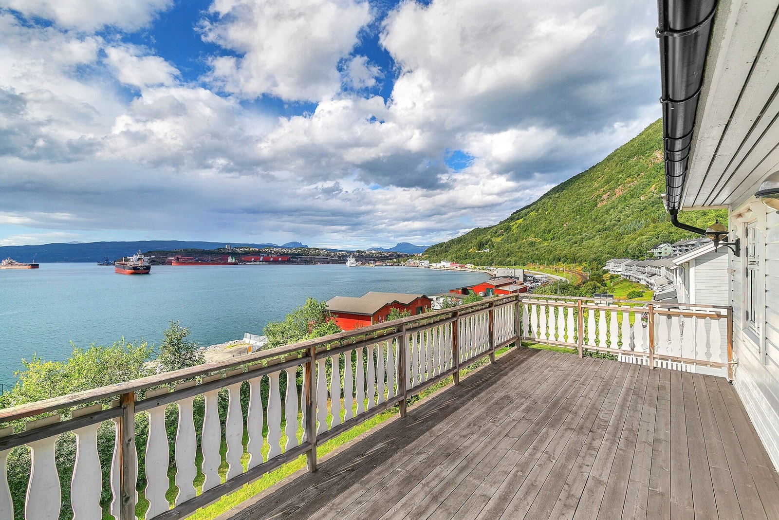 2etg - Utsikt mot Narvik havn og Narvik by Galleribilde