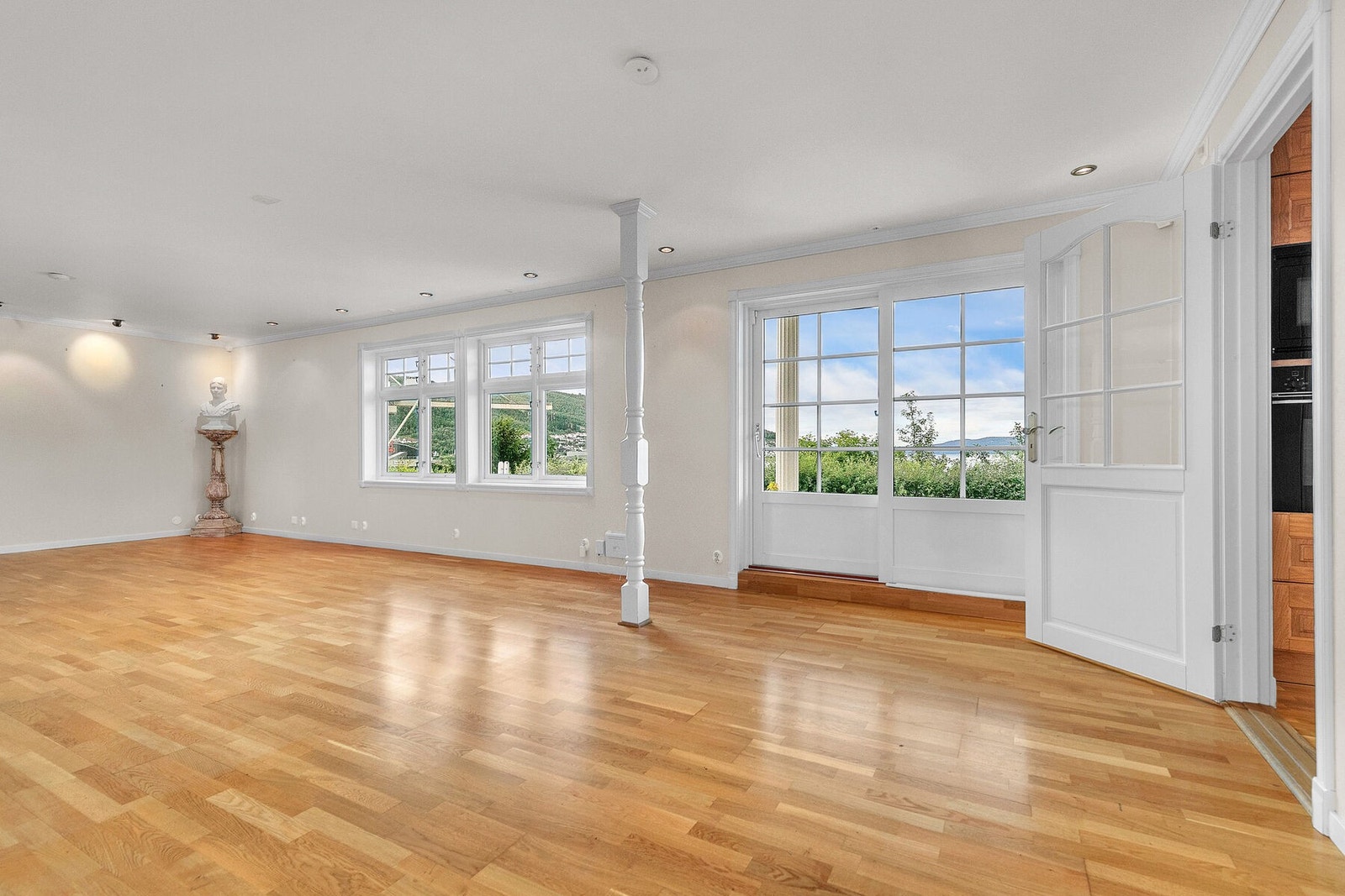 1etg - Stue med utgang til terrasse og hage Galleribilde