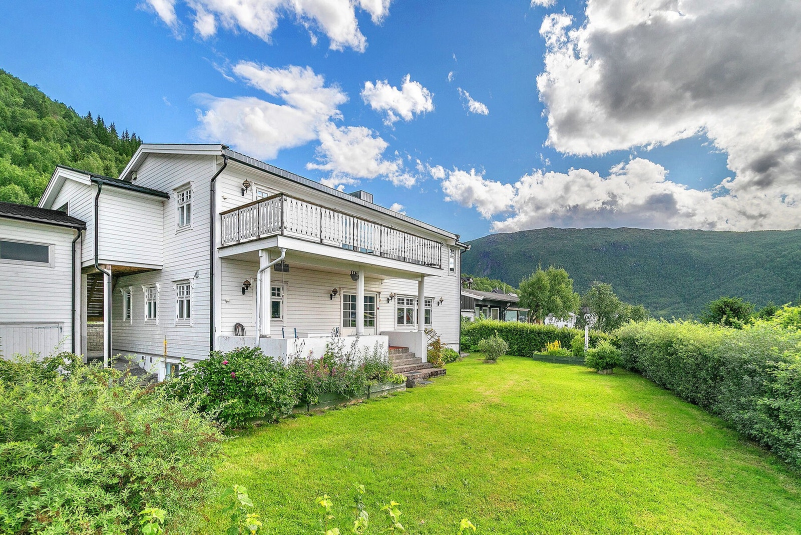 Usjenert og pent opparbeidet hage. Galleribilde