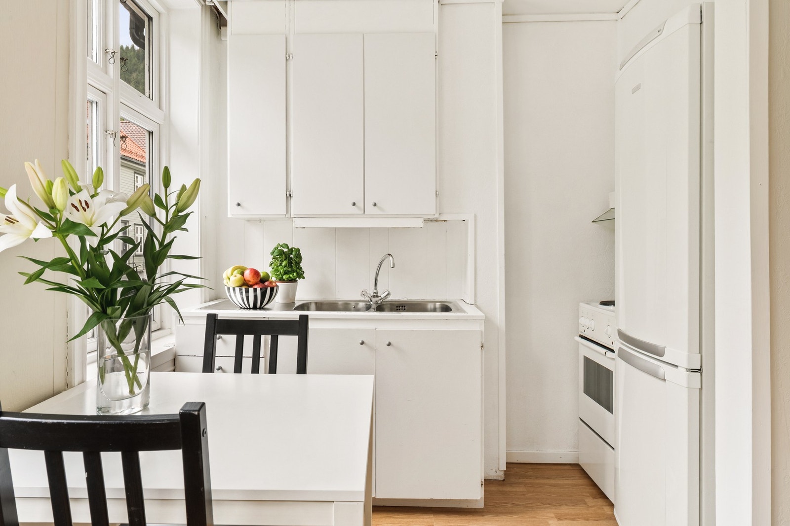 Kjøkkenet har en innredning som består av slette fronter og skapinnredning som går helt opp til tak, samt benkeplate av laminat med vask av stål. Galleribilde