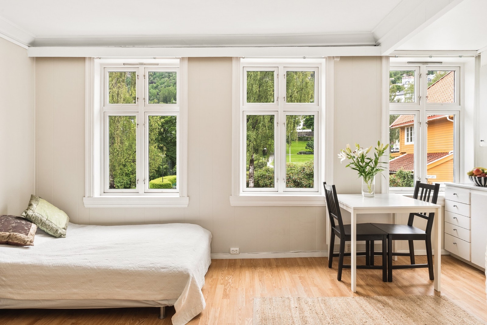 Rommet har god plass til å møblere med en sofa, eventuelt en sovesofa som kan gjøres om til seng. Galleribilde