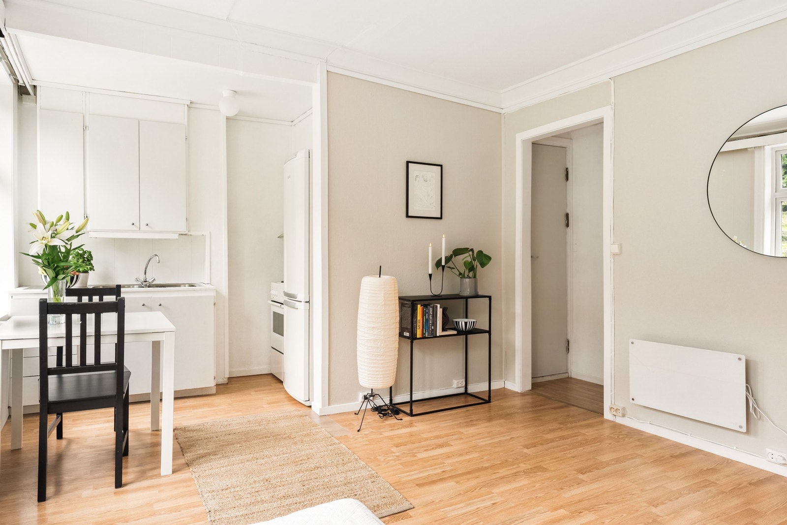 Det er også plass til en spisegruppe ved kjøkkenet. Galleribilde