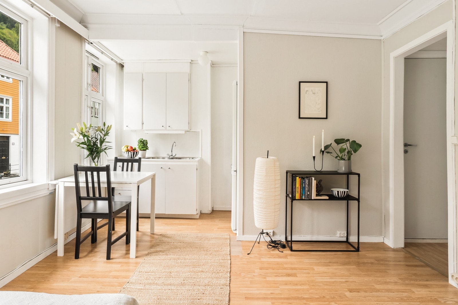 Fra stuen har man en koselig utsikt over parken i Meyermarken!. Galleribilde