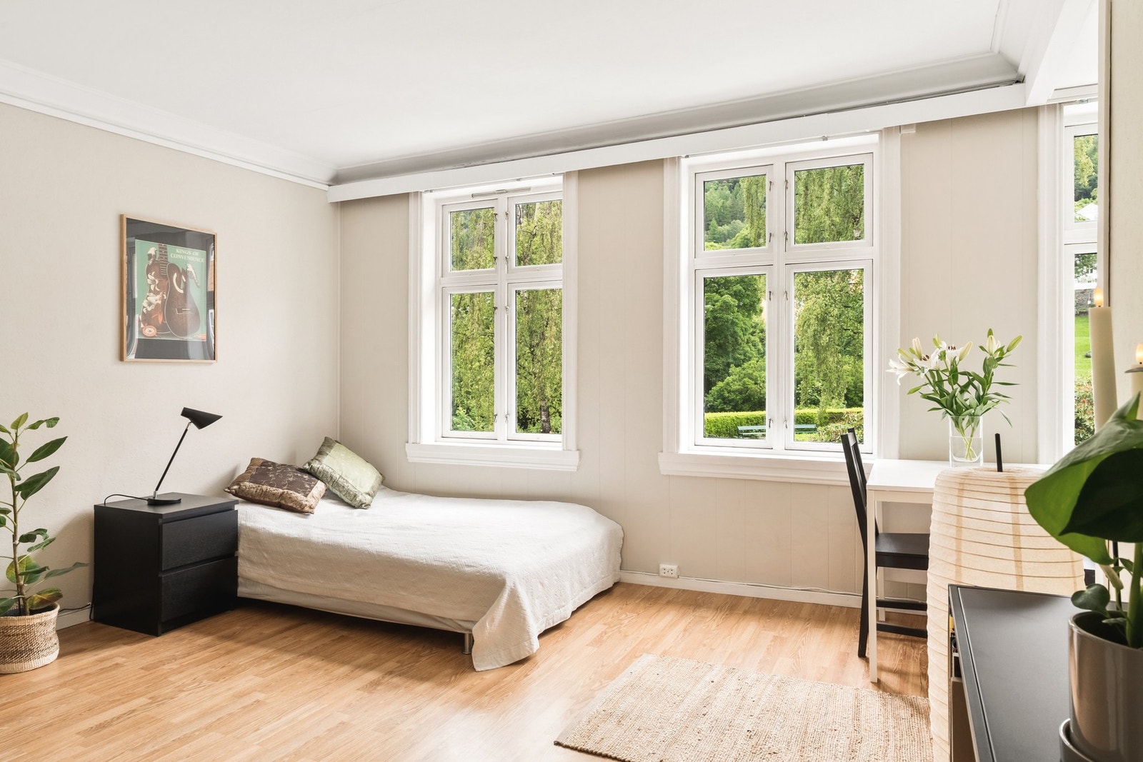 Rommet måles til 17,3 kvm. og har store vindusflater som slipper inn godt med naturlige lys. Galleribilde