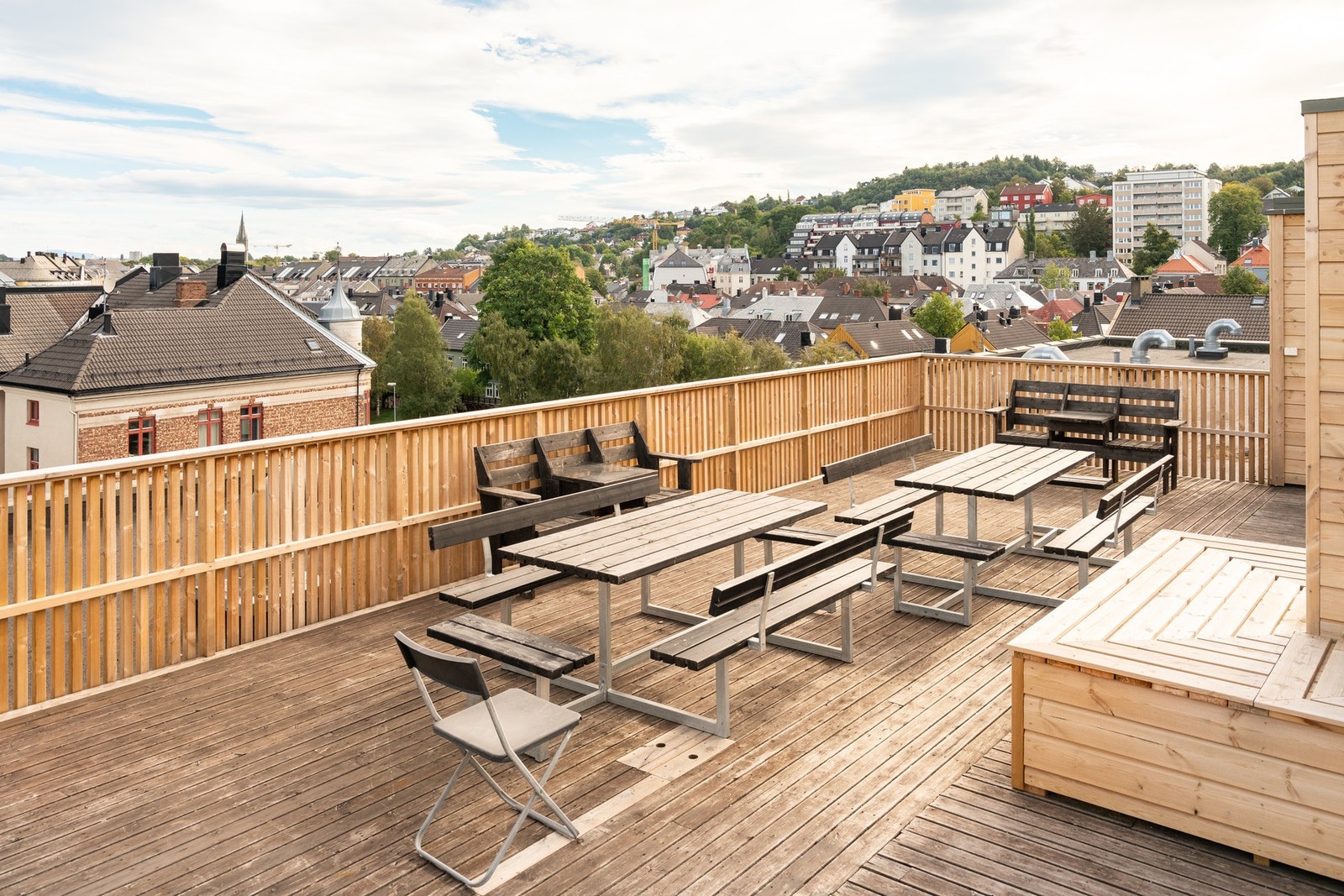 På toppen av bygget ligger sameiets flotte takterrasse. Her har man fin utsikt og gode solforhold hele dagen på sommerstid. Galleribilde