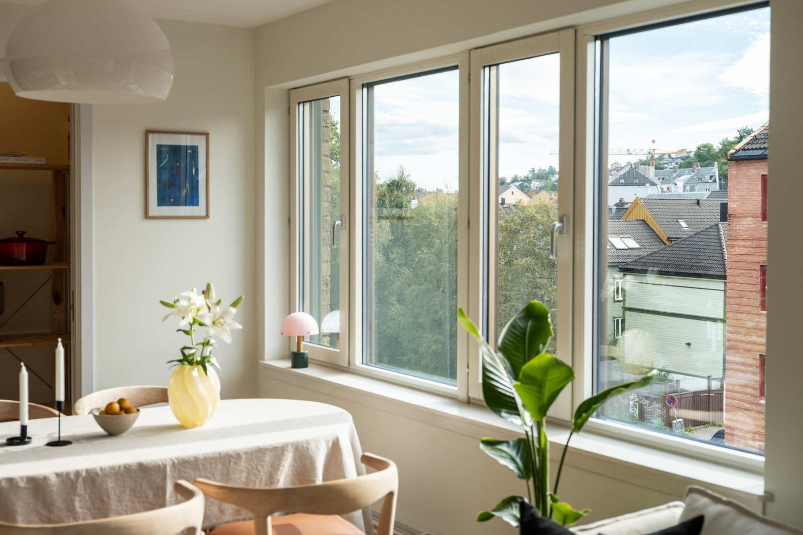 De ekstra vindusflatene som følge av hjørneplasseringen gir svært godt dagslys og fin utsikt fra spisebordet. Galleribilde