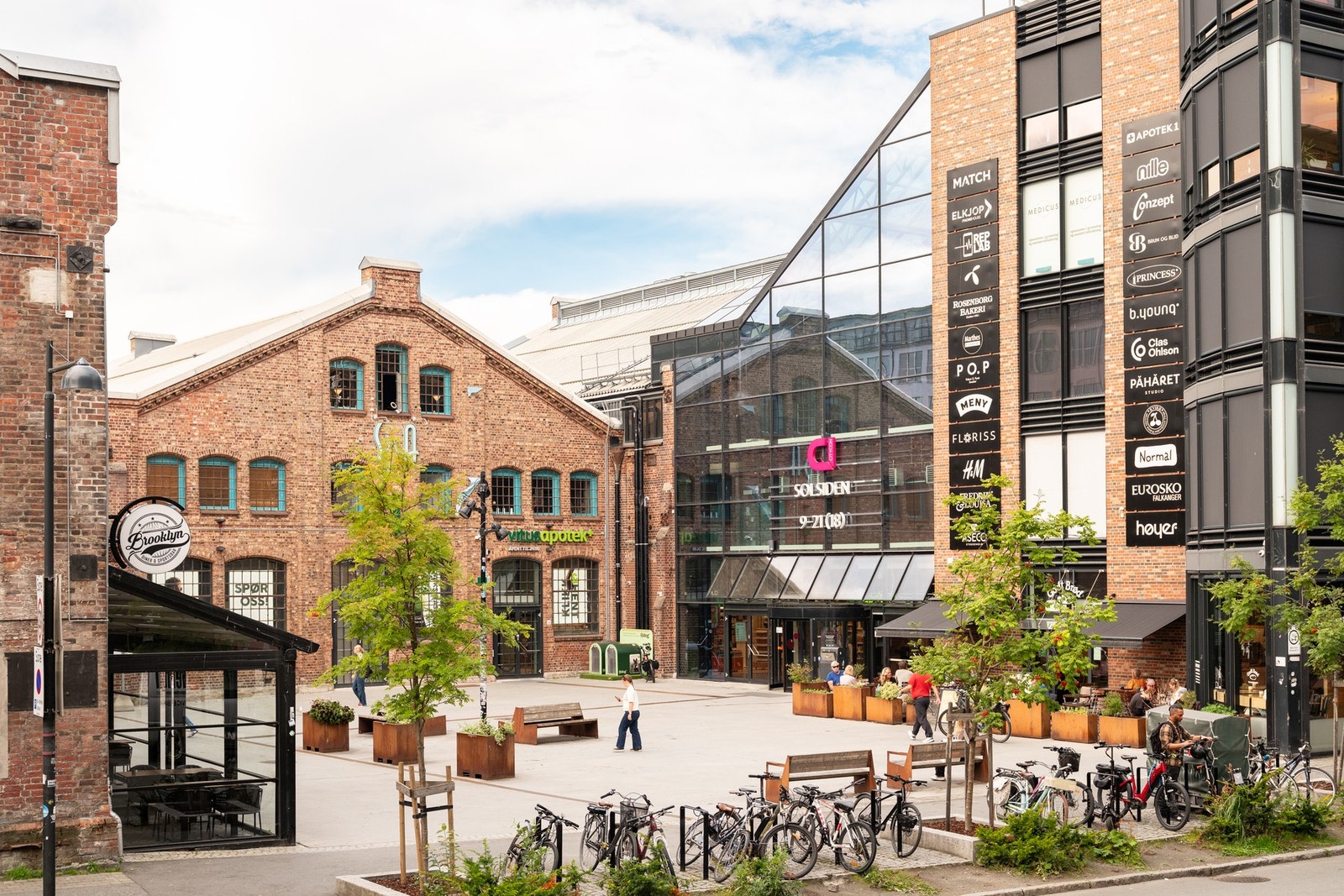 Solsiden tilbyr alt fra dagligvarebutikker (søndagsåpen), klesbutikker, apotek, bakeri, 3T og SIT treningssenter, vinmonopol, flotte restauranter og kaféer på dagtid og muligheten til et flott uteliv på kveldstid. Galleribilde