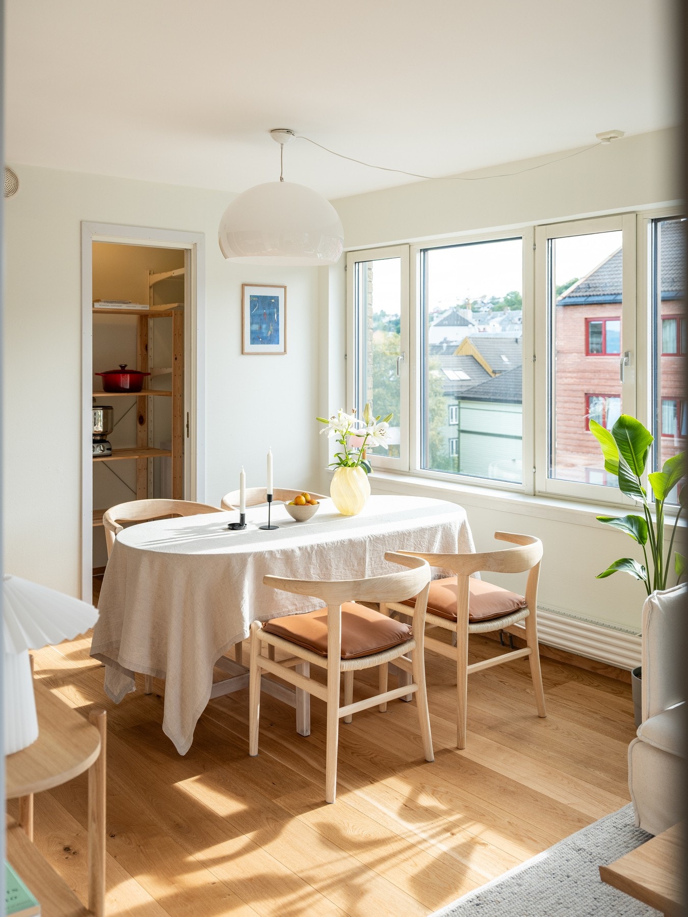 Stuen er av god størrelse og har bra med plass for både sofakrok, tv-løsning og spisebord. Galleribilde