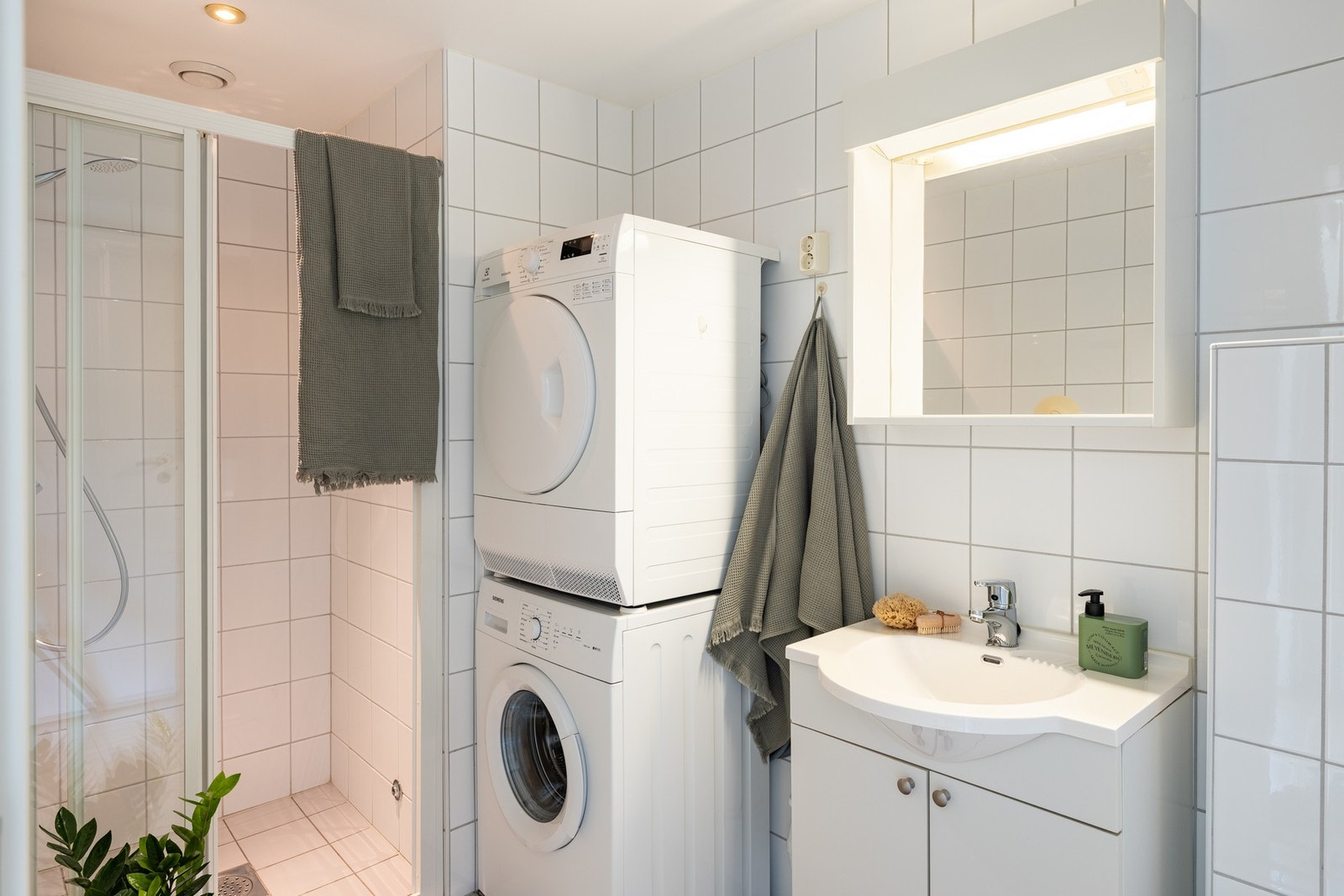 Her har man vannbåren gulvvarme, opplegg for vaskemaskin, vegghengt wc, baderomsinnredning med oppbevaringsplass og dusjhjørne. Galleribilde