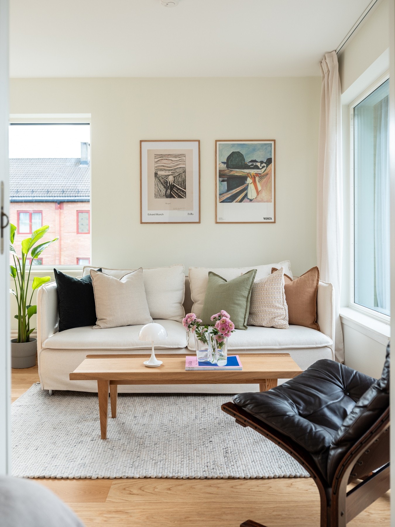 Utstrakte vindusflater fra gulv til tak slipper inn mye dagslys og fører til en behagelig atmosfære. Galleribilde