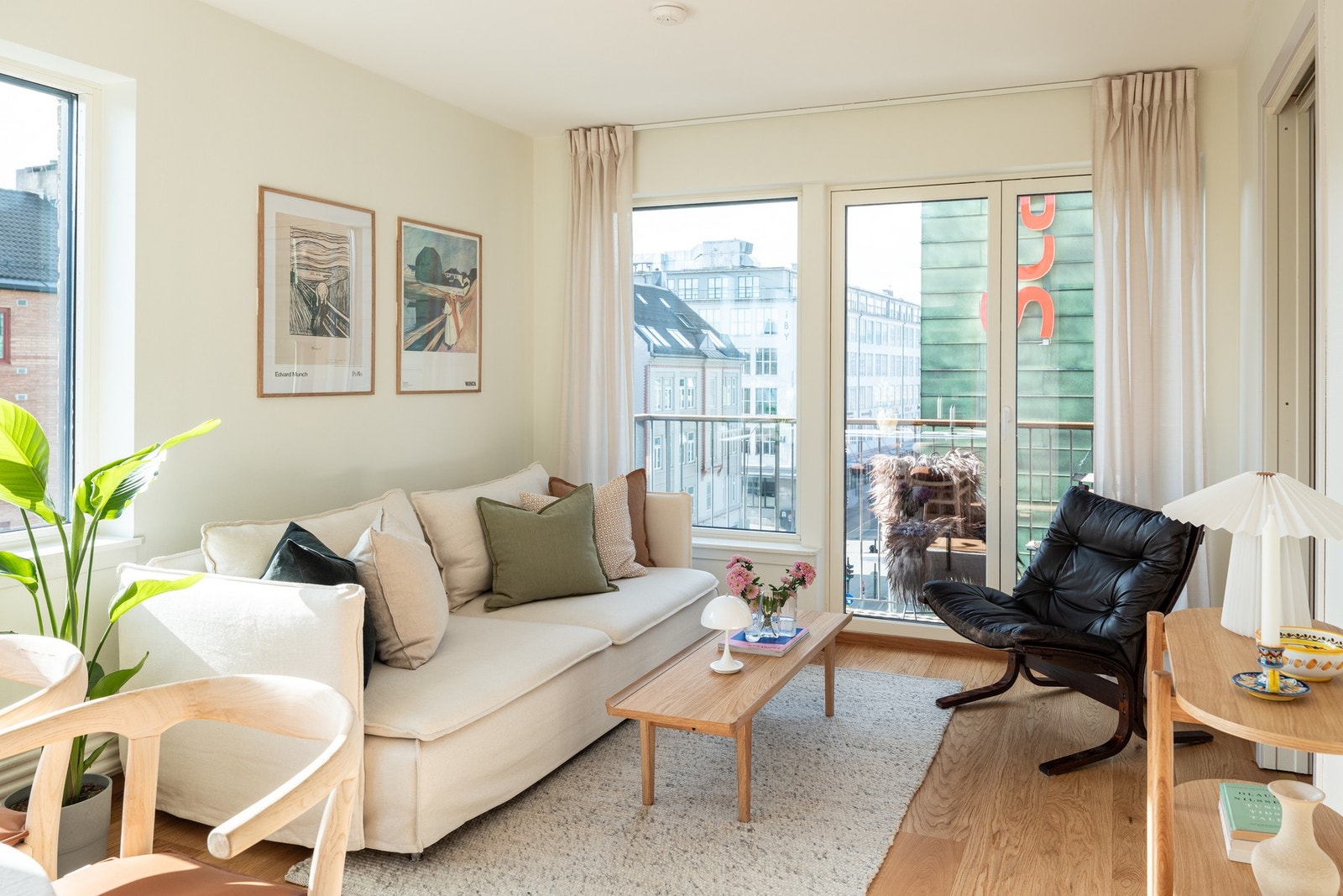 Boligen har en utmerket beliggenhet på hjørnet i byggets 5.etasje. Galleribilde