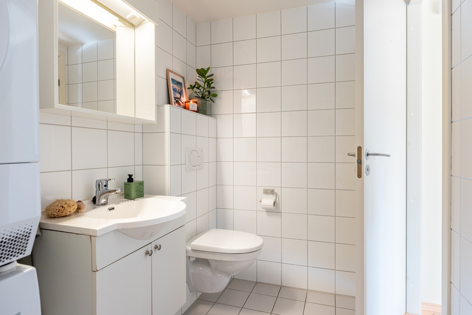 Pent, flislagt bad i nøytral og stilren utførelse. Galleribilde