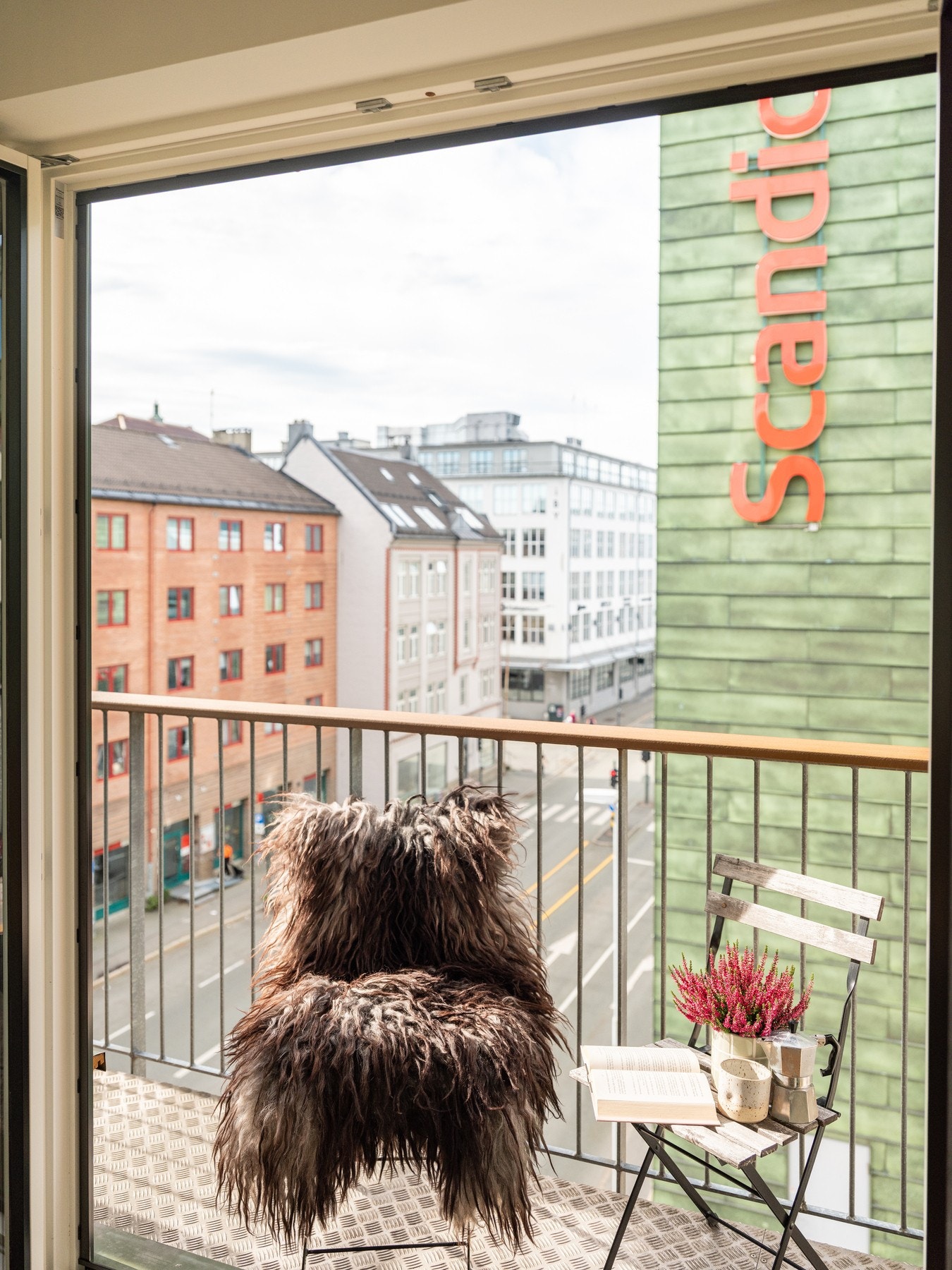 Her kan man trekke seg ut og nyte en kopp kaffe i solen på sommerstid. Galleribilde