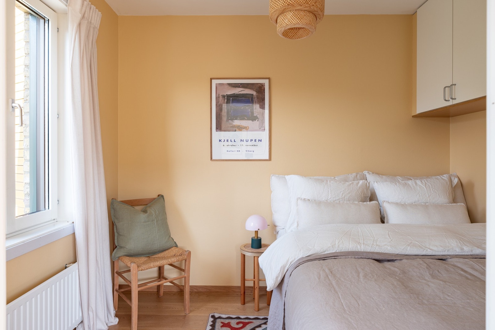 Lyst og luftig soverom på ca. 6,5 kvm som er malt opp i flotte farger. Galleribilde