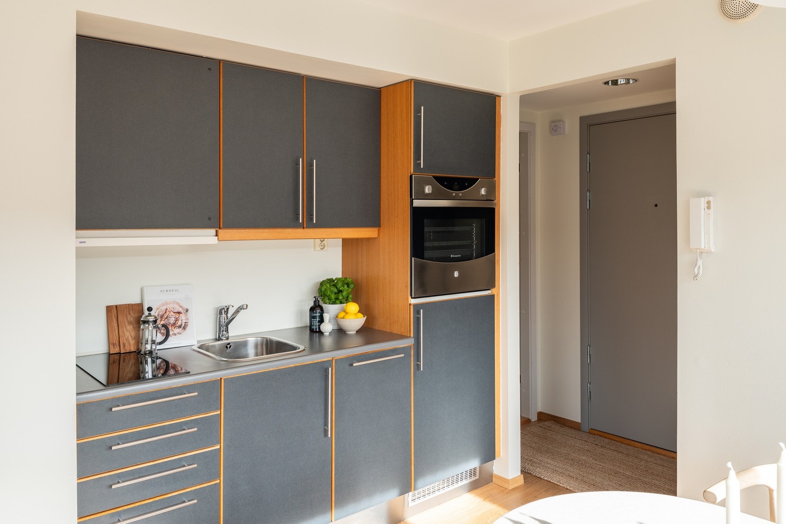 Moderne og funksjonelt kjøkken fra kvalitetsleverandøren HTH. Galleribilde