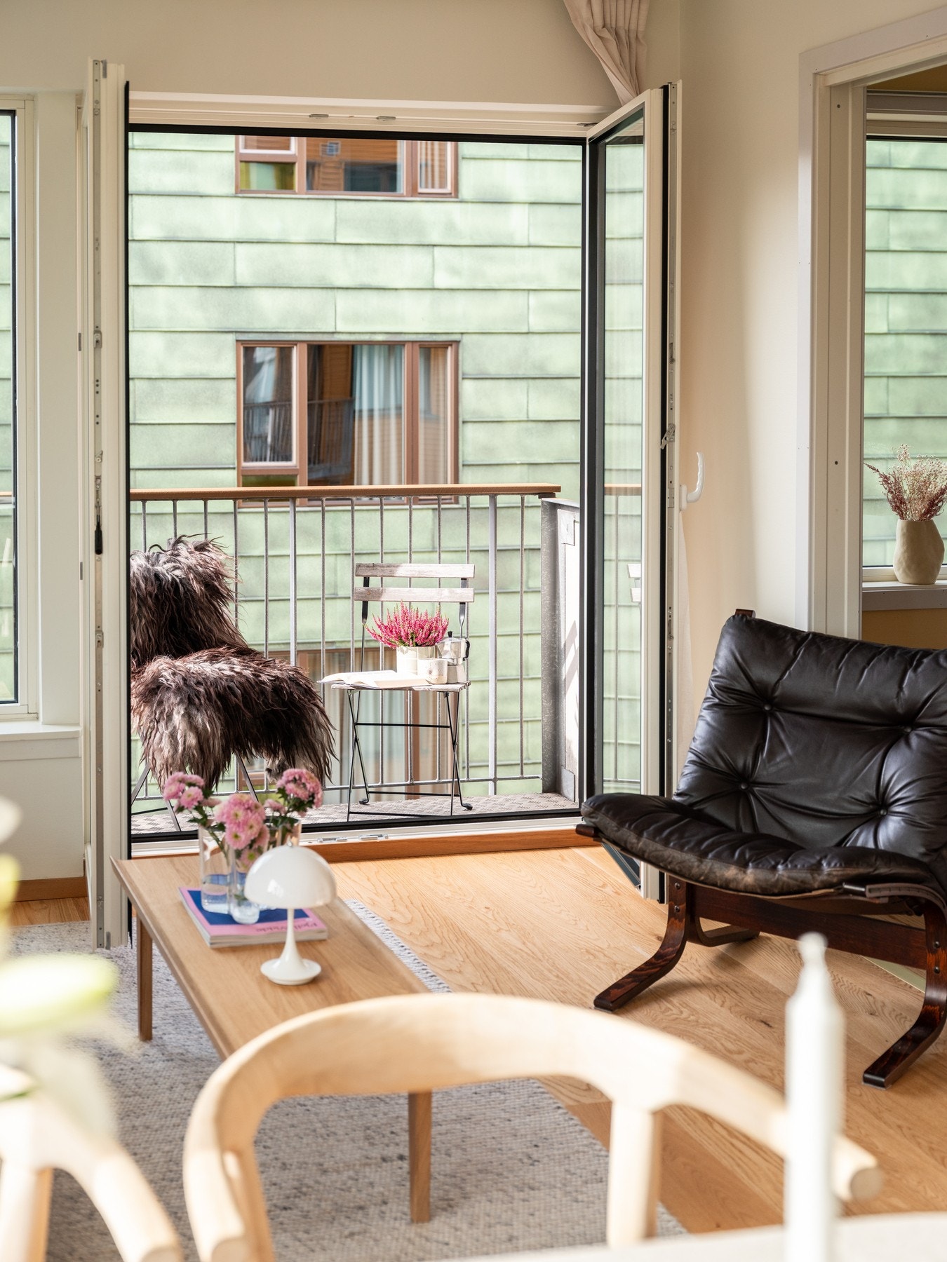 Fra stue har man direkte utgang til en flott og solrik balkong. Galleribilde