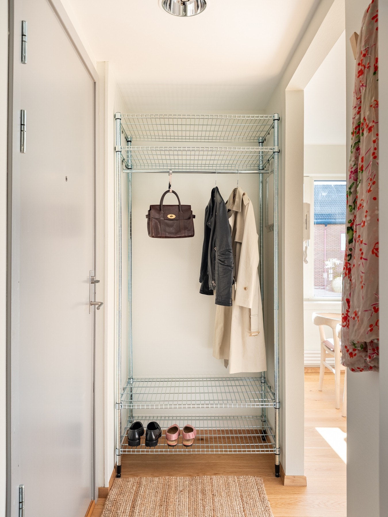 Lyst og innbydende inngangsparti delvis adskilt fra øvrige rom med god plass for oppbevaring av klær og sko. Galleribilde