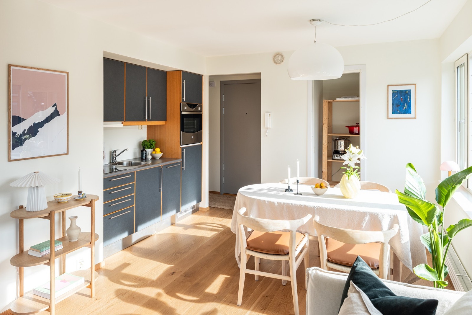 Fellesutgiftene er svært lave og inkluderer både kabel-tv, internett, oppvarming via fjernvarme og varmtvann. Galleribilde