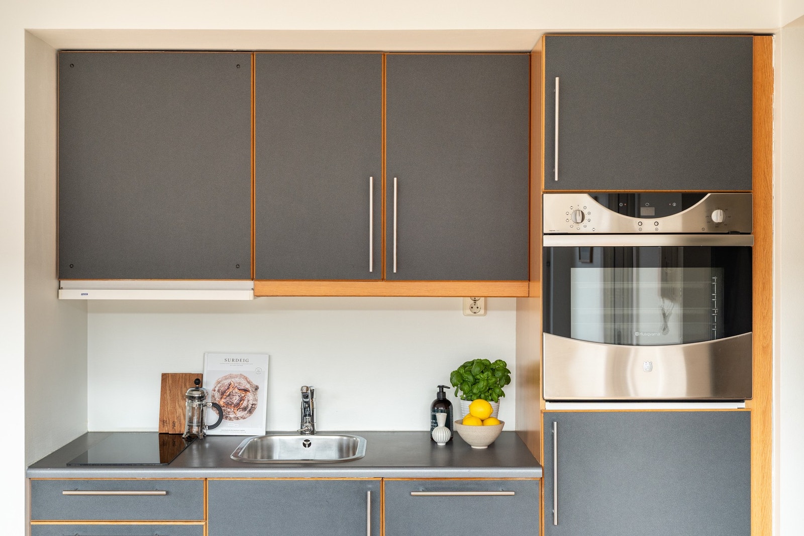 Kjøkkenet er utstyrt med integrerte hvitevarer som komfyr, induksjon platetopp, nyere oppvaskmaskin og kjøleskap. Galleribilde