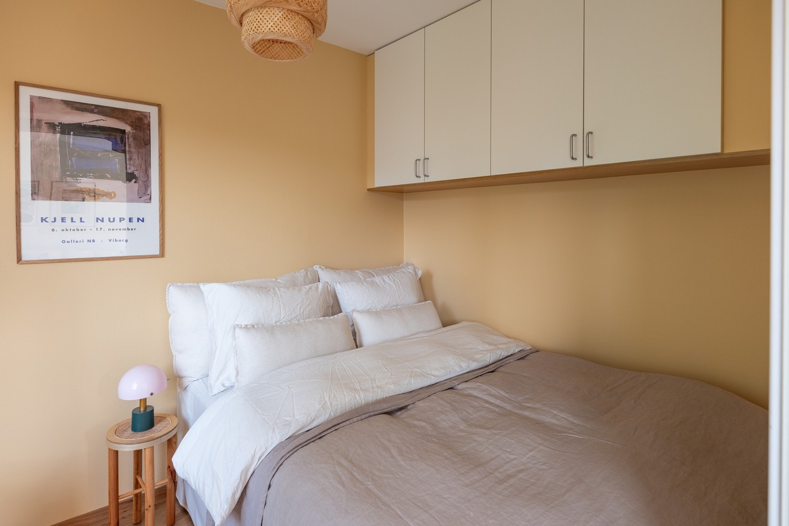 Praktiske oppbevaringsmuligheter i veggmonterte skap. Galleribilde