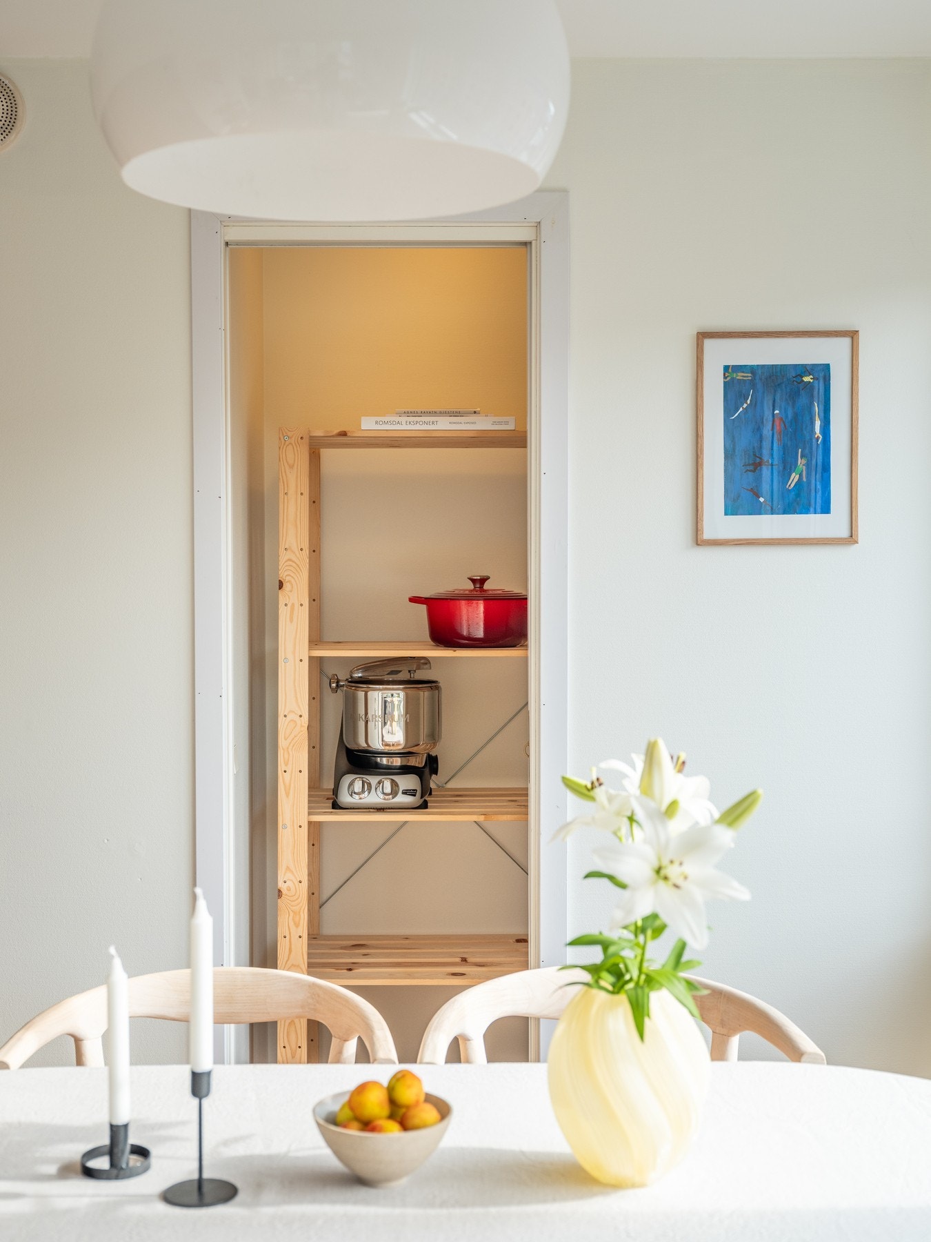 Meget praktisk med egen bod i leiligheten. Her har man plass til matvarer, fryser, støvsuger og lignende. Denne boden kan lett integreres i stuen om ønskelig. I tillegg finnes det egen bod i underetasje. Galleribilde