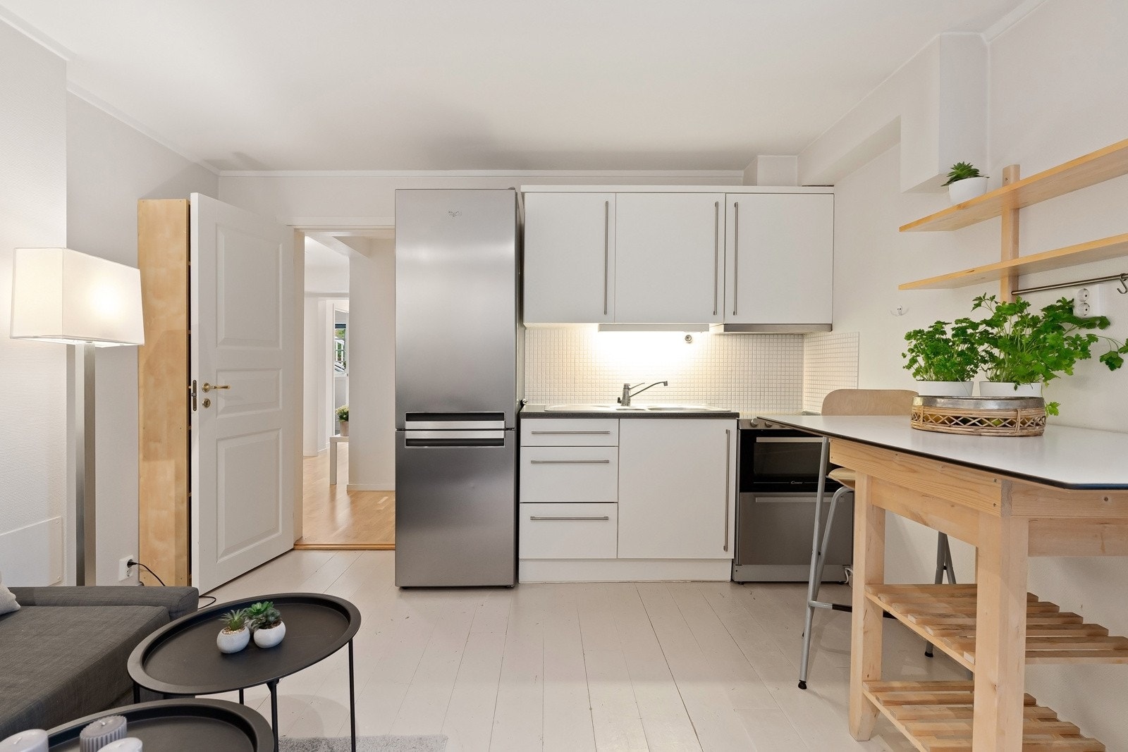 Hybel - Kjøkkenet har glatte fronter, laminatbenkeplate med nedfelt vaskekum og fliser over benken. Galleribilde