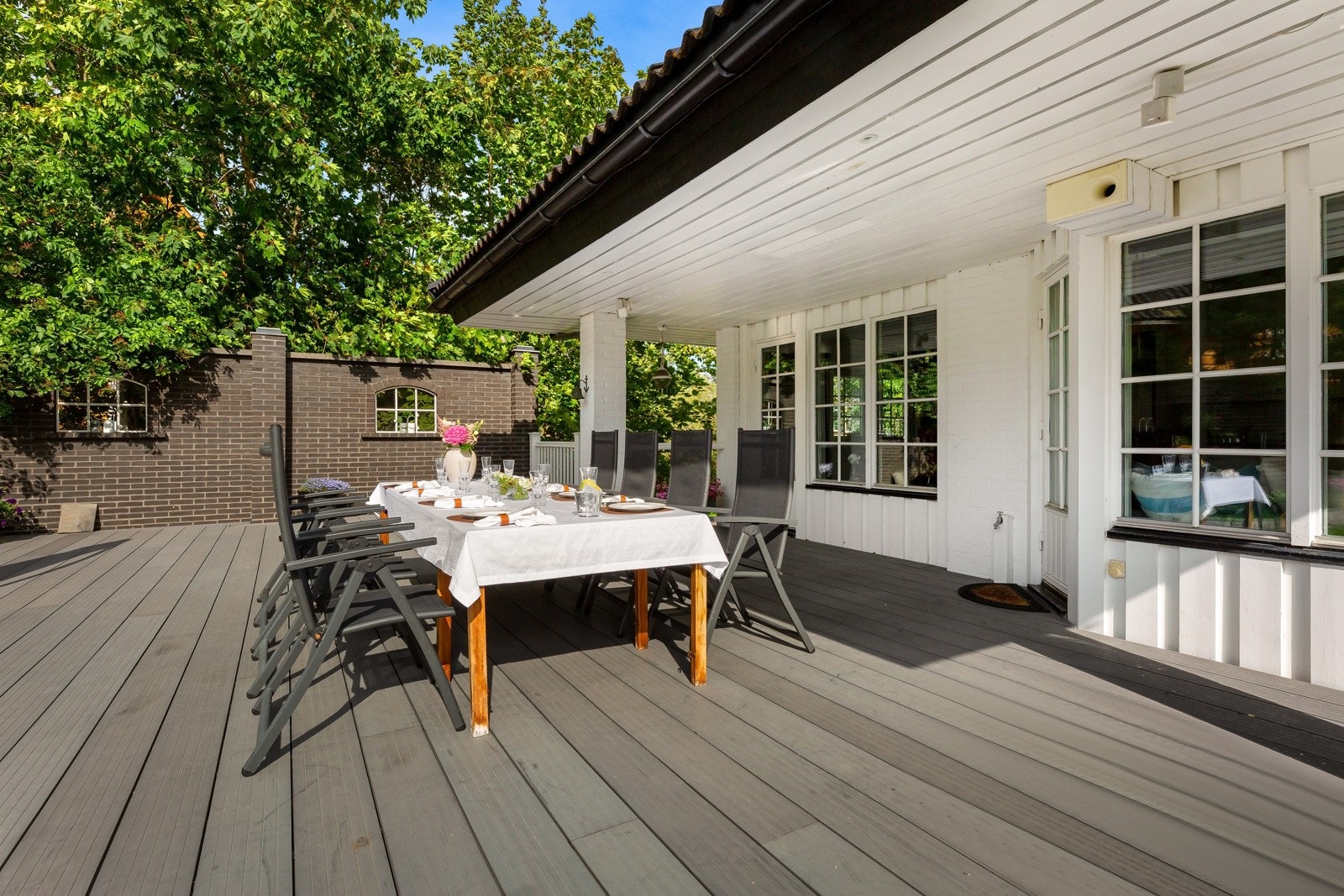 På terrassen er det god plass for langbord med mange gjester ved store anledninger. Galleribilde