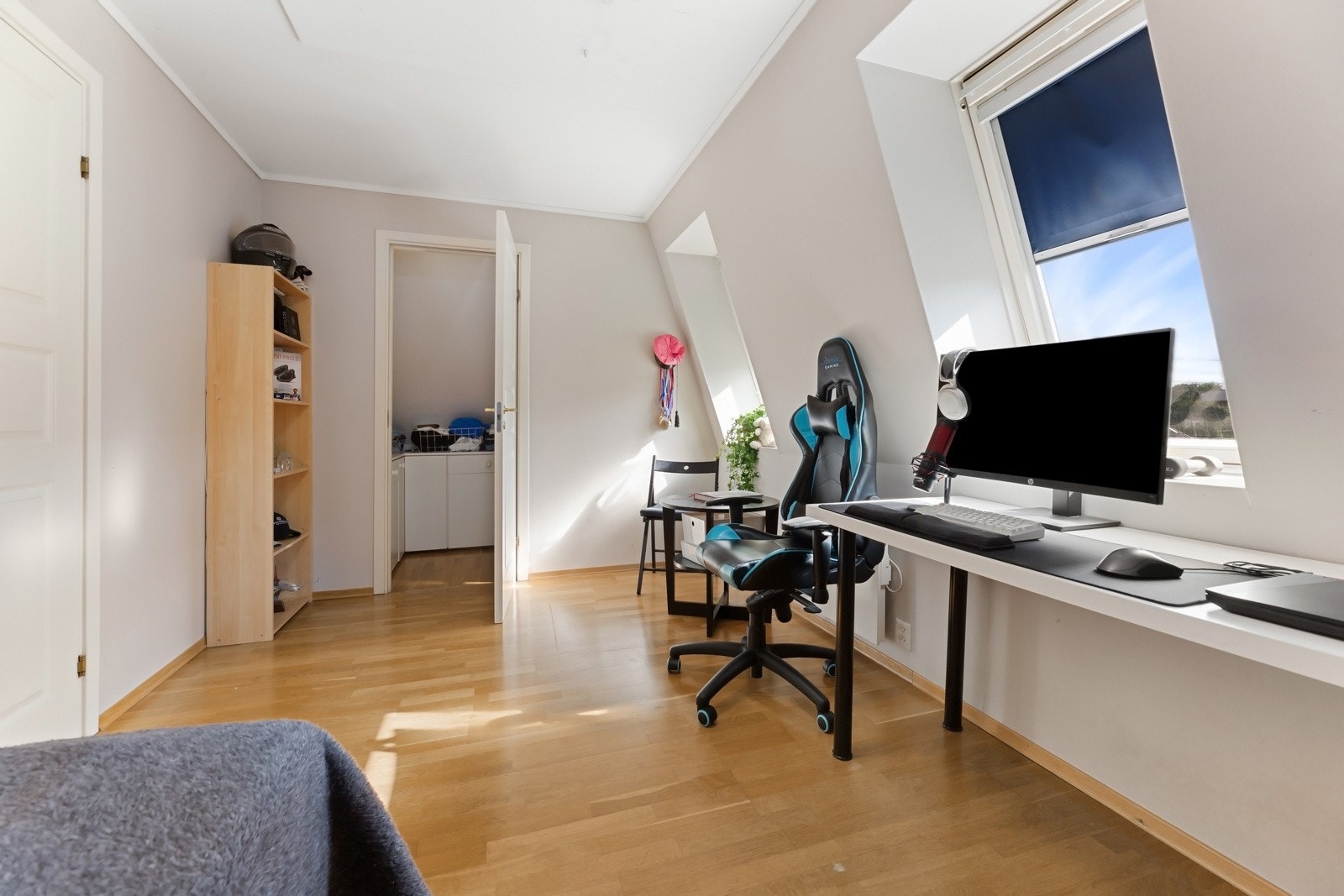 Soverom 4 er et stort rom med plass for både kontorløsning og seng. Galleribilde