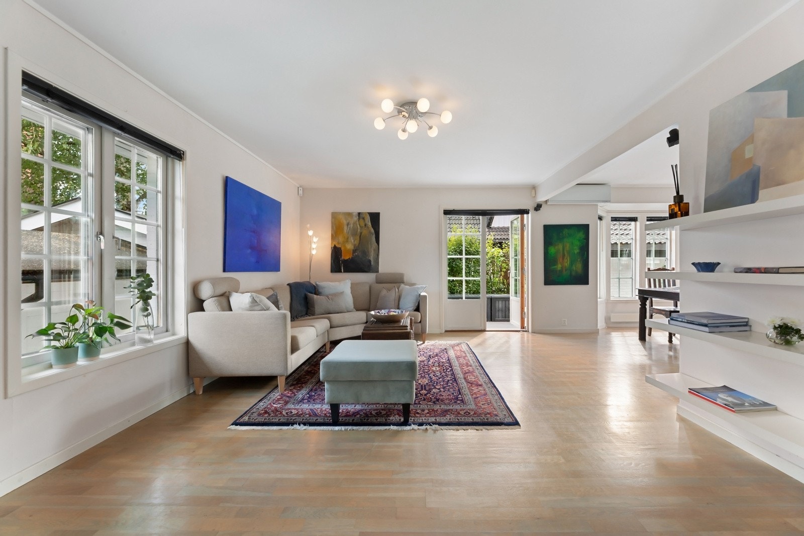 Videre inn i stuen er det en ny sone med plass for sofamøblement. Galleribilde