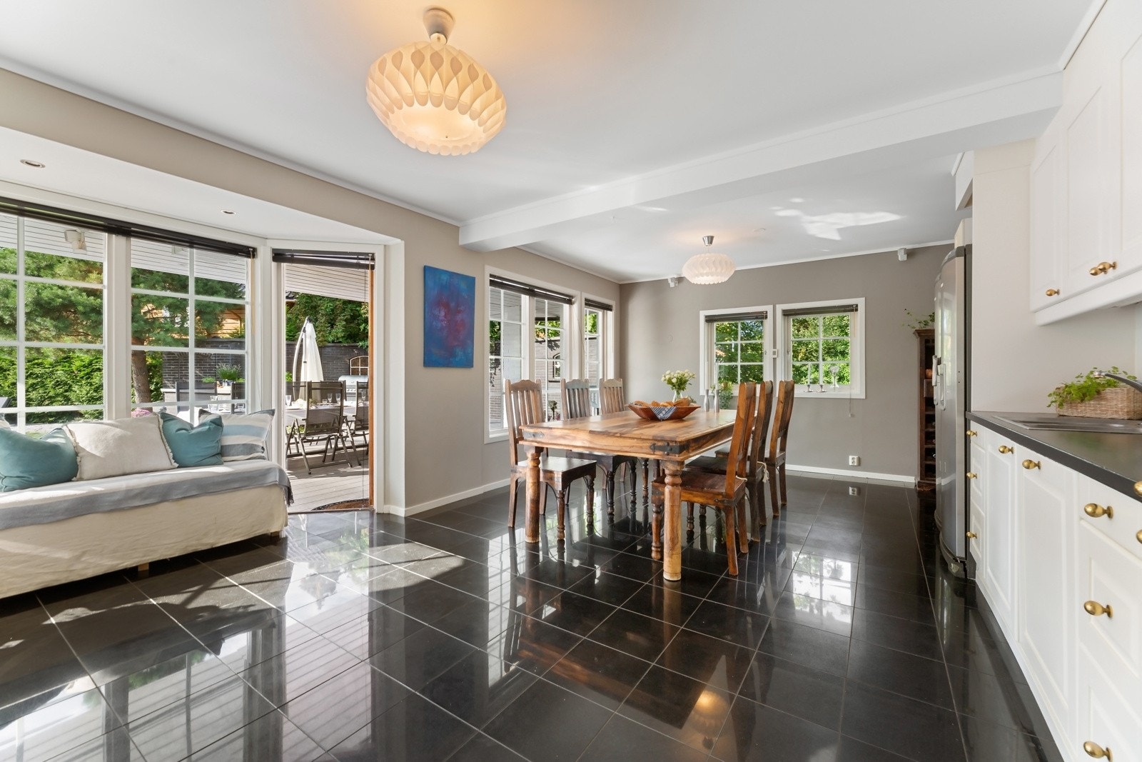 Kjøkkenet er stort og lyst, med god plass til langbord. Galleribilde