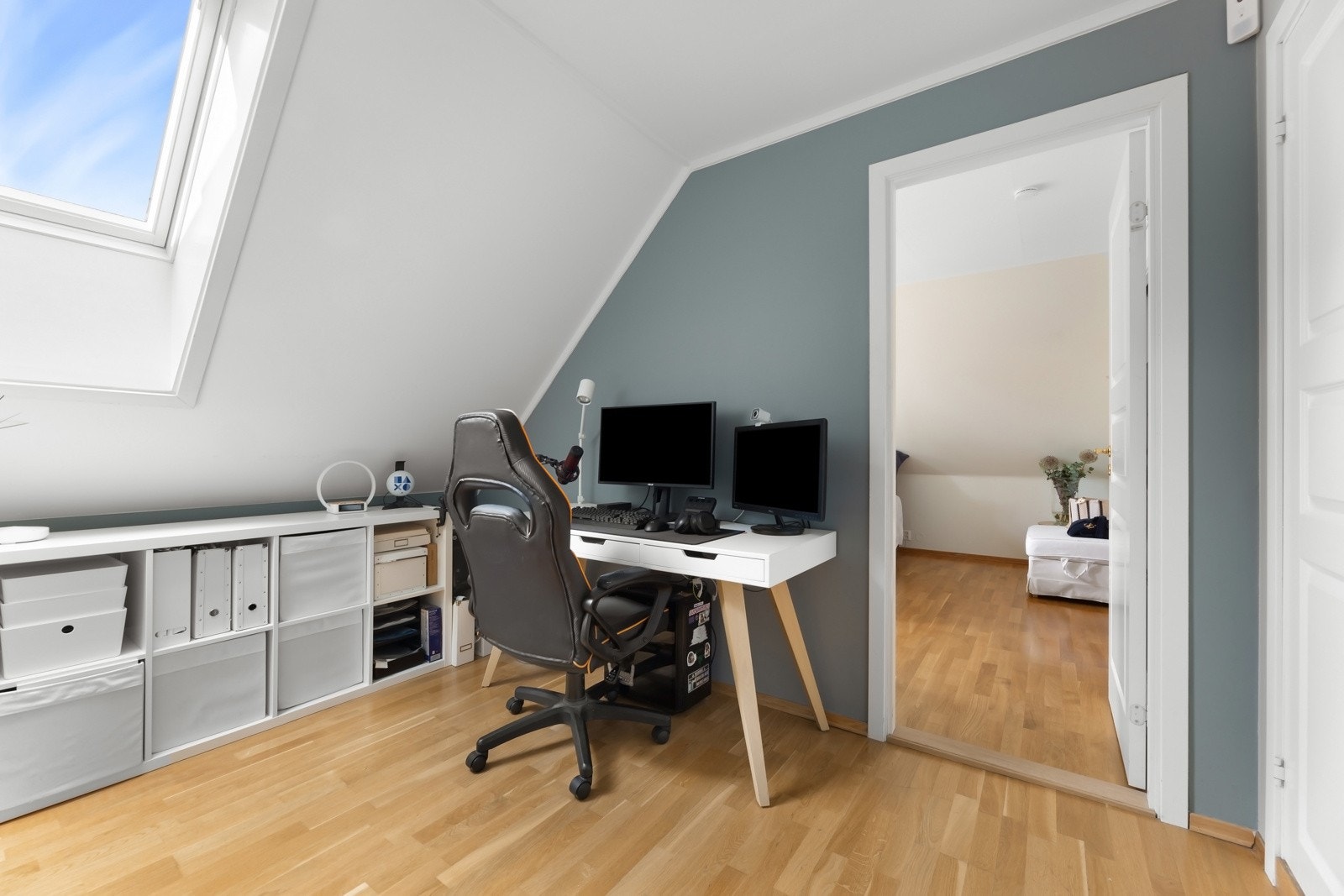 I 2. etasje er det også et ekstra areal som egner seg til f.eks. kontor. Galleribilde