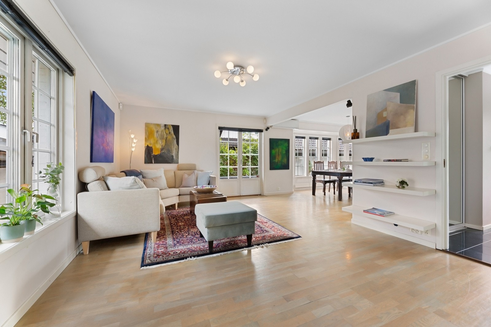 Lysmalte vegger og parkettgulv. Galleribilde