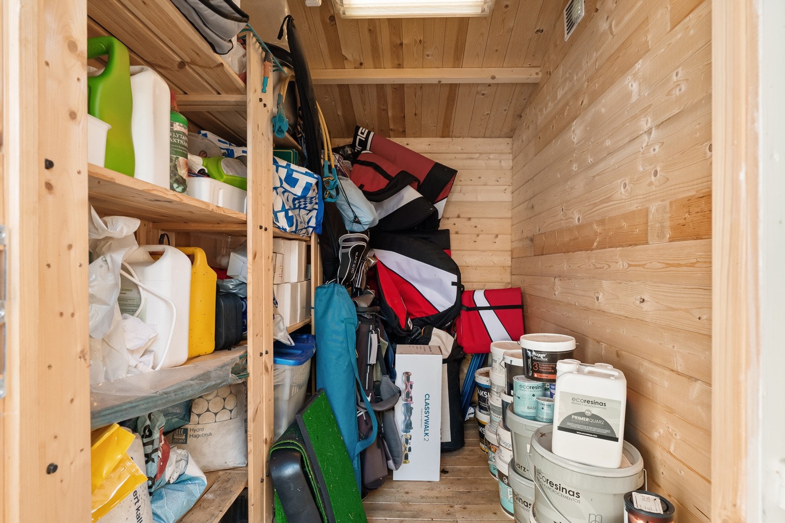 Boligen har en tredelt utebod på rundt 15 kvm. Galleribilde