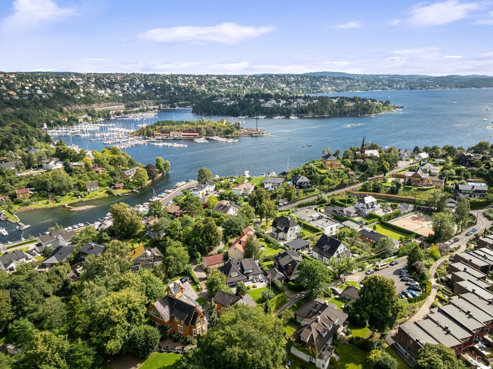 Bliggenheten har en avslappede og støyfri sørlandsidyll , og samtidig få minutter inn til sentrum, noe som gjør beliggenheten etterspurt blant familier. Galleribilde