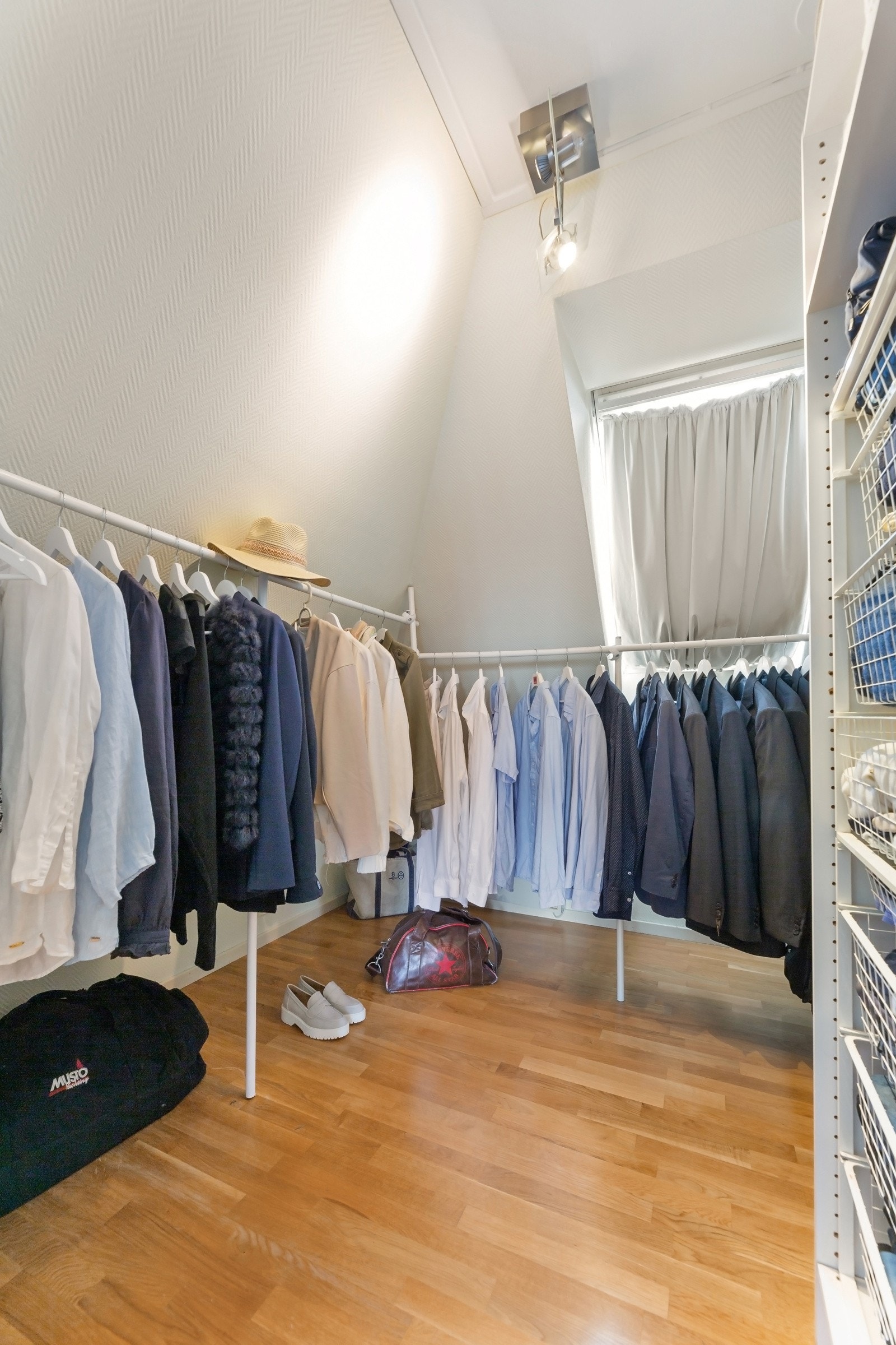 Walk-in på innsiden av soverom 1. Galleribilde