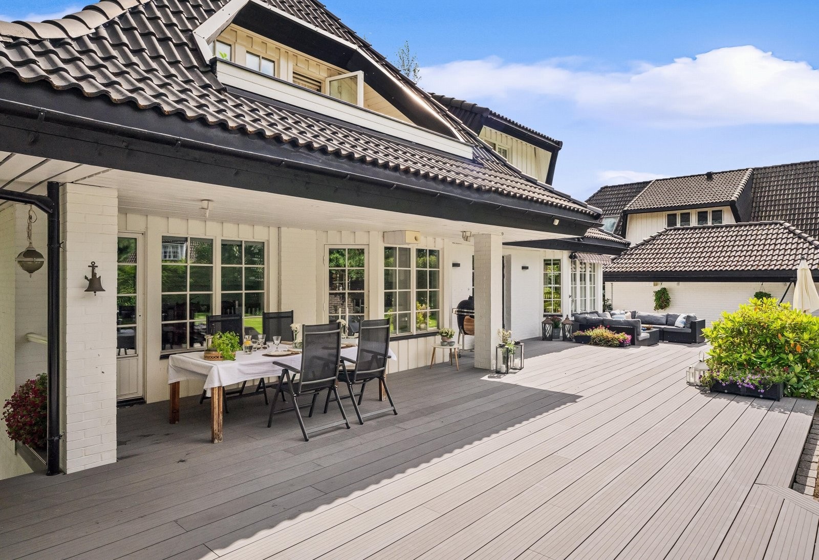 Plass til møblering i flere soner - både solsenger, spisegruppe, loungemøbler og bålpanne Galleribilde