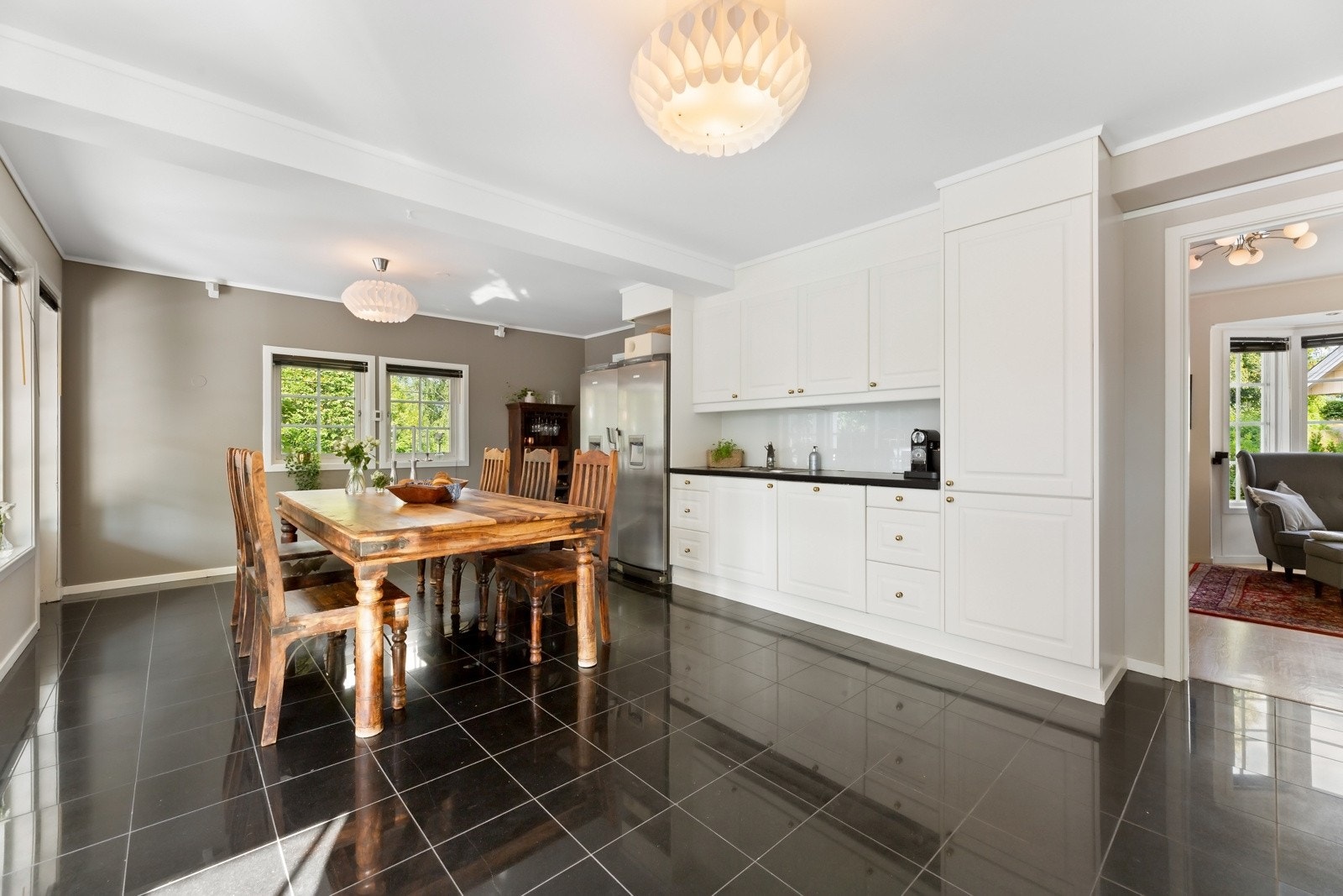 Kjøkkenet utgjør et populært samlingsted for hele familien. Galleribilde