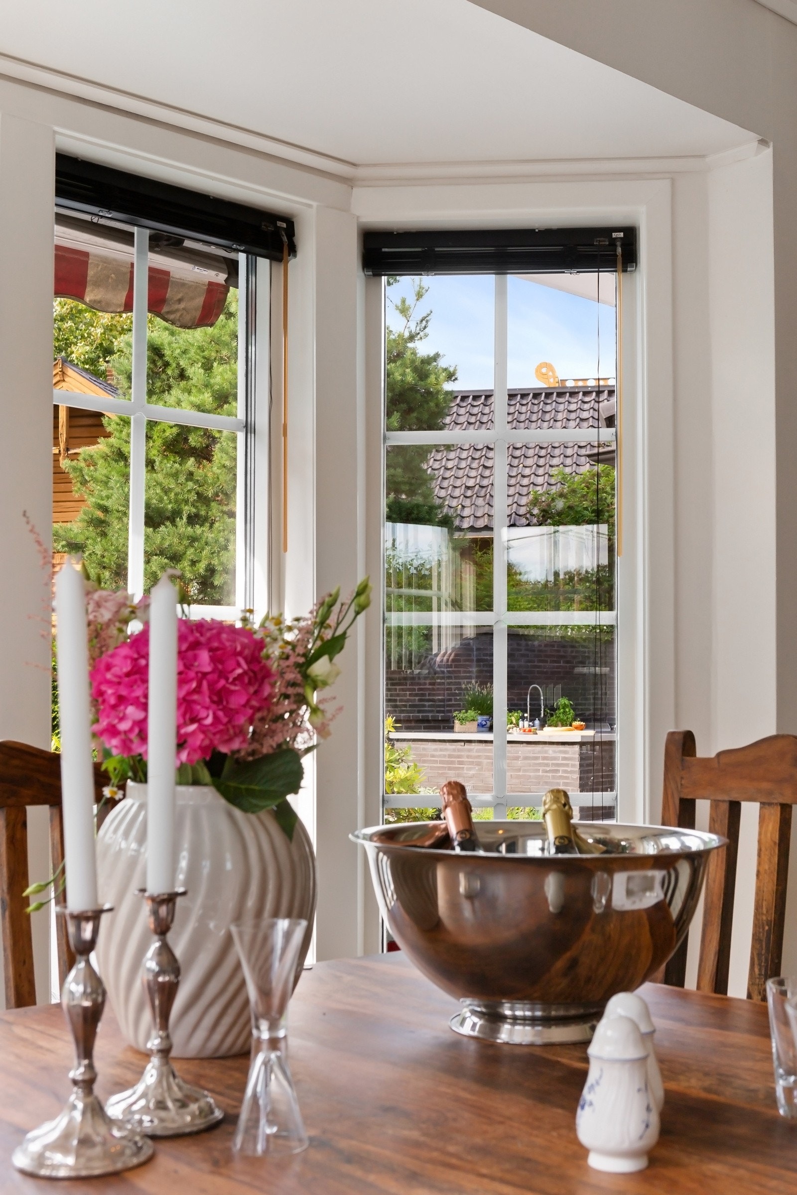 Store vinduer mot vest gir god kontakt med uterommet. Galleribilde